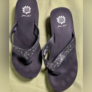 Yellow Box black leather flip flops with rhinestones - Sz 10